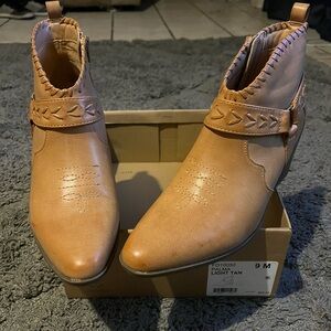 FRYE AND CO. Light Tan Ankle Booties
